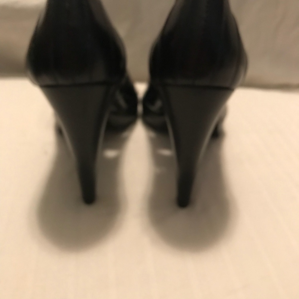 SZ 7 BCBG Girls Black leather cut out design - Picture 2 of 4